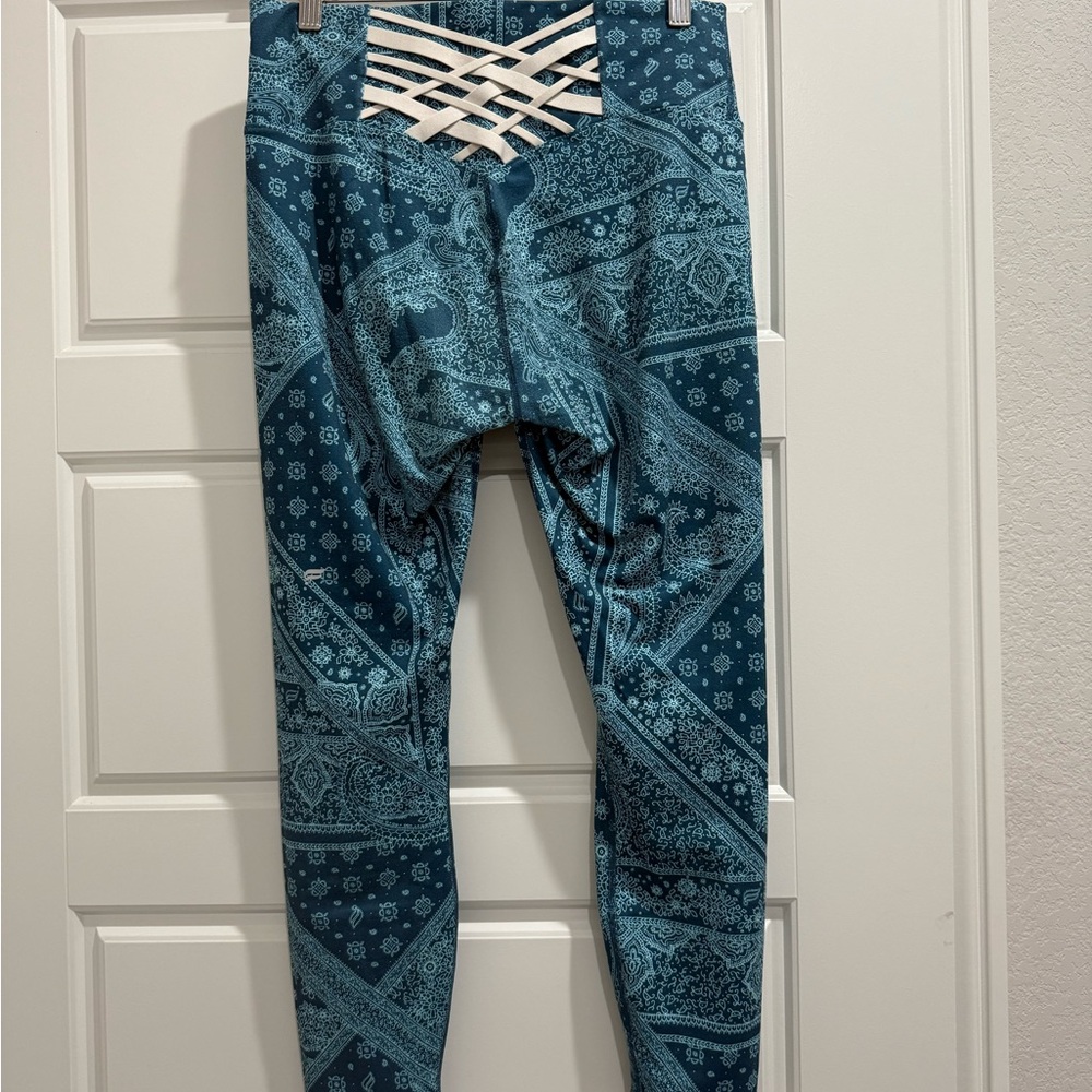 Fabletics Bandana Print Set - Picture 3 of 5